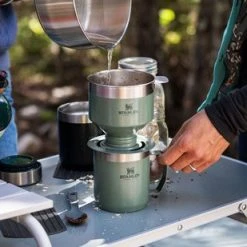 Stanley PMI Stanley The Perfect-Brew Pour Over - Koffiefilterhouder- Hammertone Green 22 Stanley PMI Stanley The Perfect-Brew Pour Over - Koffiefilterhouder- Hammertone Green -Tefal Shop 550x309 56