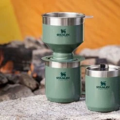 Stanley PMI Stanley The Perfect-Brew Pour Over - Koffiefilterhouder- Hammertone Green 23 Stanley PMI Stanley The Perfect-Brew Pour Over - Koffiefilterhouder- Hammertone Green -Tefal Shop 550x309 57