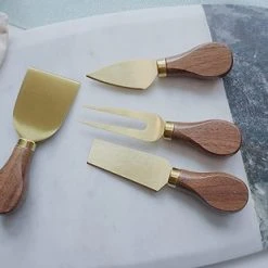 ESSENTIALS73 Luxe Kaasmessenset 6-delig Goudkleurig - Kaasmesjes - Kaas - Messen Set - Kaasmes - Messenset - Kaasmessen - Goud - Kaasplank - Walnotenhout 18 ESSENTIALS73 Luxe Kaasmessenset 6-delig Goudkleurig - Kaasmesjes - Kaas - Messen Set - Kaasmes - Messenset - Kaasmessen - Goud - Kaasplank - Walnotenhout -Tefal Shop 550x309 78