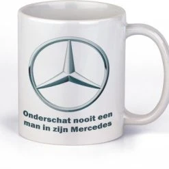 Kimano Cadeaumok Voor Mercedesrijder - Onderschat Nooit Een Man In ...Mercedes - WIT HANDVAT -beker 330 Ml Voor Vader-moeder-opa-oma-vriend-vriendin-oom-tante-neef-nicht-zoon-dochter