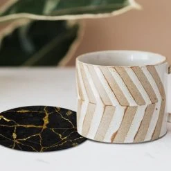 KitchenYeah Onderzetters Voor Glazen - Onderzetters - Zwart - Goud - Marmer Look - 10x10 Cm - Rond - 6 Stuks -Tefal Shop 550x366 40