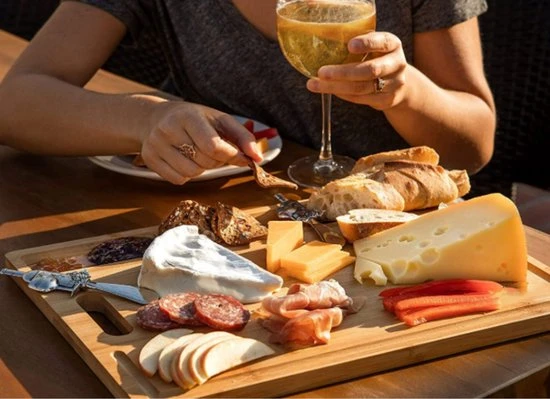 LUTCHOS Snijplank - Borrelplank - FSC Bamboe - Messenslijper - Sapgeul 7 LUTCHOS Snijplank - Borrelplank - FSC Bamboe - Messenslijper - Sapgeul - Afbeelding 5