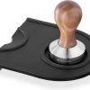Navaris Koffie En Espresso Tamper - Koffiestamper Voor Het Aandrukken Van Gemalen Koffie - Inclusief Tampermat - Roestvrij Staal En Hout - Ø 51 Mm 2 Navaris Koffie En Espresso Tamper - Koffiestamper Voor Het Aandrukken Van Gemalen Koffie - Inclusief Tampermat - Roestvrij Staal En Hout - Ø 51 Mm -Tefal Shop 550x424 5
