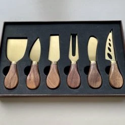 ESSENTIALS73 Luxe Kaasmessenset 6-delig Goudkleurig - Kaasmesjes - Kaas - Messen Set - Kaasmes - Messenset - Kaasmessen - Goud - Kaasplank - Walnotenhout 16 ESSENTIALS73 Luxe Kaasmessenset 6-delig Goudkleurig - Kaasmesjes - Kaas - Messen Set - Kaasmes - Messenset - Kaasmessen - Goud - Kaasplank - Walnotenhout -Tefal Shop 550x469 3
