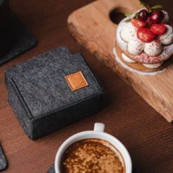 Sincer Vilten Onderzetters Voor Glazen Met Houder – Set Van 8 Vilten Onderzetters – Onderleggers - Premium Kwaliteit – Absorberend – Hittebestendig - Vierkant – Zwart/Grijs – Duurzaam/Milieuvriendelijk 11 Sincer Vilten Onderzetters Voor Glazen Met Houder – Set Van 8 Vilten Onderzetters – Onderleggers - Premium Kwaliteit – Absorberend – Hittebestendig - Vierkant – Zwart/Grijs – Duurzaam/Milieuvriendelijk -Tefal Shop 550x493