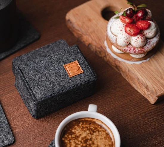 Sincer Vilten Onderzetters Voor Glazen Met Houder – Set Van 8 Vilten Onderzetters – Onderleggers - Premium Kwaliteit – Absorberend – Hittebestendig - Vierkant – Zwart/Grijs – Duurzaam/Milieuvriendelijk 5 Sincer Vilten Onderzetters Voor Glazen Met Houder – Set Van 8 Vilten Onderzetters – Onderleggers - Premium Kwaliteit – Absorberend – Hittebestendig - Vierkant – Zwart/Grijs – Duurzaam/Milieuvriendelijk - Afbeelding 3