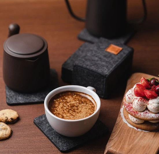 Sincer Vilten Onderzetters Voor Glazen Met Houder – Set Van 8 Vilten Onderzetters – Onderleggers - Premium Kwaliteit – Absorberend – Hittebestendig - Vierkant – Zwart/Grijs – Duurzaam/Milieuvriendelijk 6 Sincer Vilten Onderzetters Voor Glazen Met Houder – Set Van 8 Vilten Onderzetters – Onderleggers - Premium Kwaliteit – Absorberend – Hittebestendig - Vierkant – Zwart/Grijs – Duurzaam/Milieuvriendelijk - Afbeelding 4