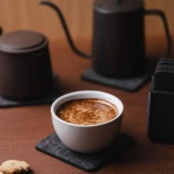 Sincer Vilten Onderzetters Voor Glazen Met Houder – Set Van 8 Vilten Onderzetters – Onderleggers - Premium Kwaliteit – Absorberend – Hittebestendig - Vierkant – Zwart/Grijs – Duurzaam/Milieuvriendelijk 15 Sincer Vilten Onderzetters Voor Glazen Met Houder – Set Van 8 Vilten Onderzetters – Onderleggers - Premium Kwaliteit – Absorberend – Hittebestendig - Vierkant – Zwart/Grijs – Duurzaam/Milieuvriendelijk -Tefal Shop 550x548 1