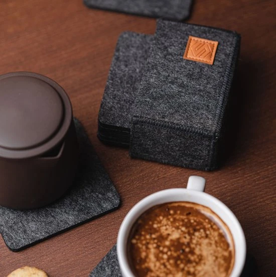 Sincer Vilten Onderzetters Voor Glazen Met Houder – Set Van 8 Vilten Onderzetters – Onderleggers - Premium Kwaliteit – Absorberend – Hittebestendig - Vierkant – Zwart/Grijs – Duurzaam/Milieuvriendelijk 4 Sincer Vilten Onderzetters Voor Glazen Met Houder – Set Van 8 Vilten Onderzetters – Onderleggers - Premium Kwaliteit – Absorberend – Hittebestendig - Vierkant – Zwart/Grijs – Duurzaam/Milieuvriendelijk - Afbeelding 2
