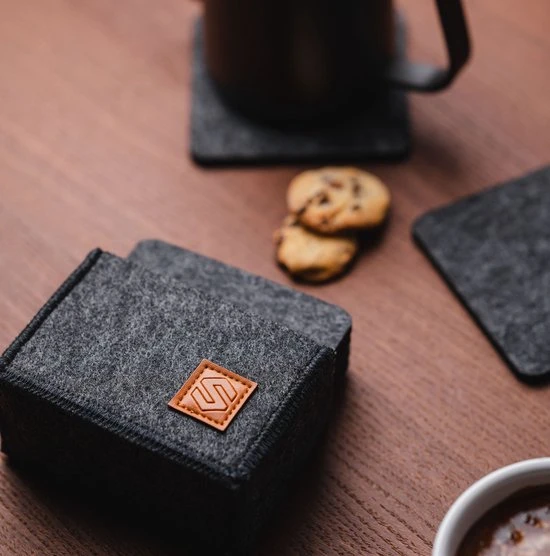 Sincer Vilten Onderzetters Voor Glazen Met Houder – Set Van 8 Vilten Onderzetters – Onderleggers - Premium Kwaliteit – Absorberend – Hittebestendig - Vierkant – Zwart/Grijs – Duurzaam/Milieuvriendelijk 8 Sincer Vilten Onderzetters Voor Glazen Met Houder – Set Van 8 Vilten Onderzetters – Onderleggers - Premium Kwaliteit – Absorberend – Hittebestendig - Vierkant – Zwart/Grijs – Duurzaam/Milieuvriendelijk - Afbeelding 6
