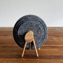 O.N. Der Zetter - Onderzetters Voor Glazen - Houten Schaap Met 12 Vilten Onderzetters - Met Houder - Rond - Grijs - Bruin - Hittebestendig - Decoratie - Housewarming - Coasters - Afscheid - Sinterklaas - Kado Verjaardag Cadeau - Man - Vrouw - 20 Euro -Tefal Shop 550x566