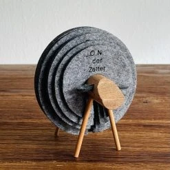 O.N. Der Zetter - Onderzetters Voor Glazen - Houten Schaap Met 12 Vilten Onderzetters - Met Houder - Rond - Grijs - Bruin - Hittebestendig - Decoratie - Housewarming - Coasters - Afscheid - Sinterklaas - Kado Verjaardag Cadeau - Man - Vrouw - 20 Euro -Tefal Shop 550x630