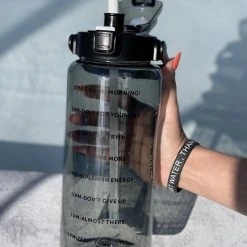 Merkloos Waterfles 2 Liter MET Tas Zwart - Armband Zwart - Waterfles Met Rietje -Drinkfles Met Rietje - Grote Waterfles - Bottle 2 Liter - Sportbidon - Sportfles Fitness - Waterkan - Gallon - Schenkfles - Waterflessen -Tefal Shop 550x733 32