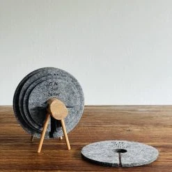 O.N. Der Zetter - Onderzetters Voor Glazen - Houten Schaap Met 12 Vilten Onderzetters - Met Houder - Rond - Grijs - Bruin - Hittebestendig - Decoratie - Housewarming - Coasters - Afscheid - Sinterklaas - Kado Verjaardag Cadeau - Man - Vrouw - 20 Euro -Tefal Shop 550x733 4