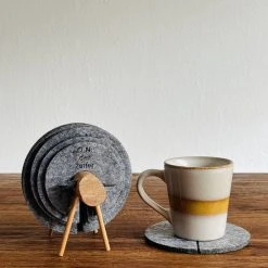 O.N. Der Zetter - Onderzetters Voor Glazen - Houten Schaap Met 12 Vilten Onderzetters - Met Houder - Rond - Grijs - Bruin - Hittebestendig - Decoratie - Housewarming - Coasters - Afscheid - Sinterklaas - Kado Verjaardag Cadeau - Man - Vrouw - 20 Euro -Tefal Shop 550x733 6