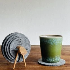 O.N. Der Zetter - Onderzetters Voor Glazen - Houten Schaap Met 12 Vilten Onderzetters - Met Houder - Rond - Grijs - Bruin - Hittebestendig - Decoratie - Housewarming - Coasters - Afscheid - Sinterklaas - Kado Verjaardag Cadeau - Man - Vrouw - 20 Euro -Tefal Shop 550x733 7