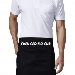 Roly 2 STUKS - EVEN GEDULD AUB Uniseks Korte Schorten - Zwart - One Size (volwassenen) - Horeca Schort - Bedieningsschort - Grappige | Leuke Teksten - Original Kwoots- Voor Zowel Mannen Als Vrouwen - Verstelbare Tailleband - Wasbaar - Cadeau - Apron